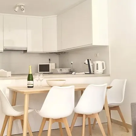 Lovely With Big Sunny Terrace Apartment *